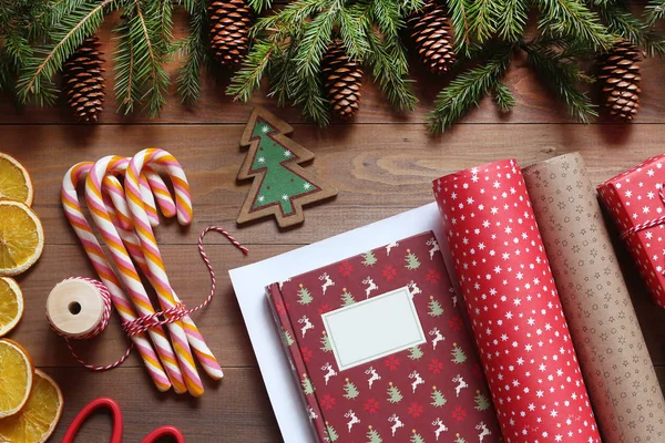 Emballage d'un cadeau de Noël sur une table en bois — Photo