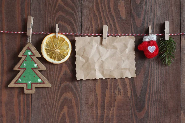 Karácsonyi objektumok egy string a clothespegs, a fából készült háttér — Stock Fotó