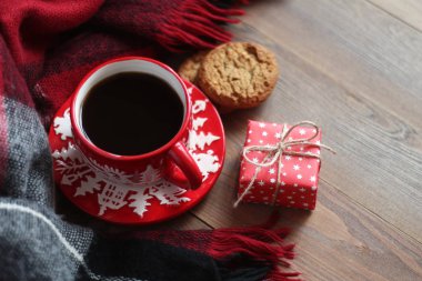 Kırmızı Noel kupa kahve ve kurabiye ahşap tablo