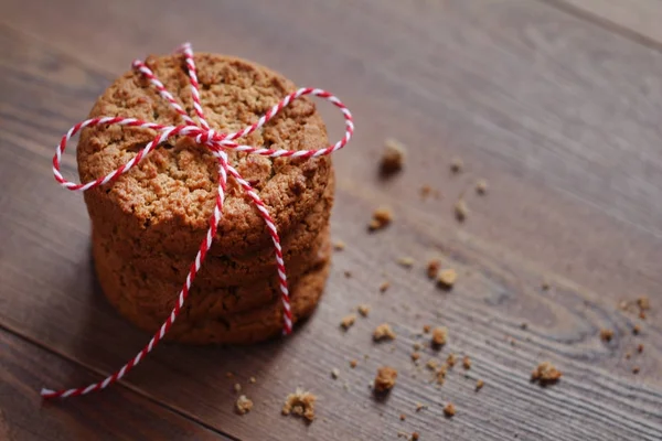 Ahşap masa üzerinde bir ip tarafından çerezleri yığını bağladı