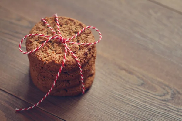 Tanımlama bilgilerini yığını tarafından ahşap masa üzerinde bir ip bağladı. Yumuşak tonları