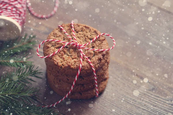 Tanımlama bilgileri ve köknar ağacı ahşap masa dallarda yığını. Yumuşak tonları