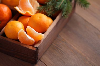 Ahşap kutusunda mandalina