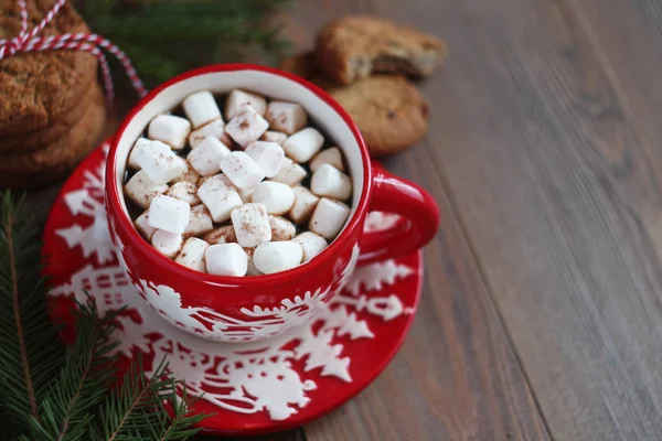 Roter Weihnachtsbecher Mit Kaffee Und Marshmallows Und Plätzchen Auf Dem — Stockfoto