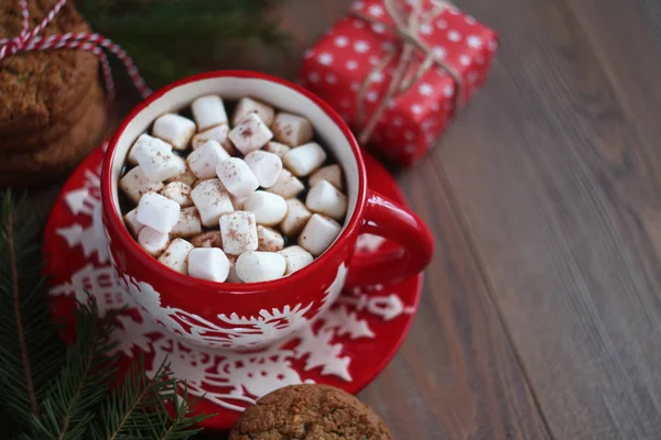 Caneca Natal Vermelho Café Marshmallows Caixa Presente Mesa Madeira — Fotografia de Stock