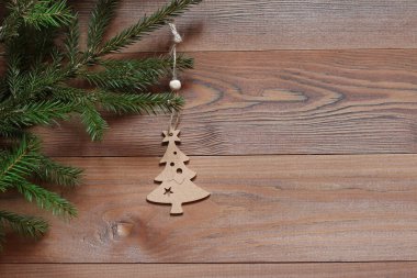 Noel arka plan. Çam dalları üzerinde ahşap şekil