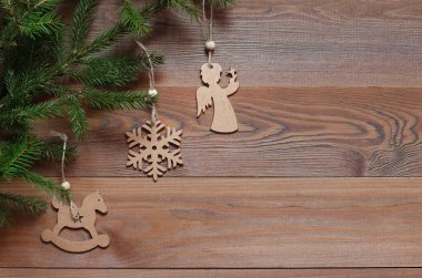 Noel arka plan. Çam dalları üzerinde ahşap rakamlar