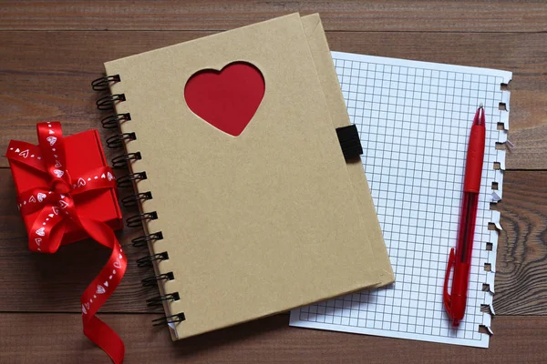 Carnet Avec Coeur Rouge Cadeau Sur Une Table Bois — Photo