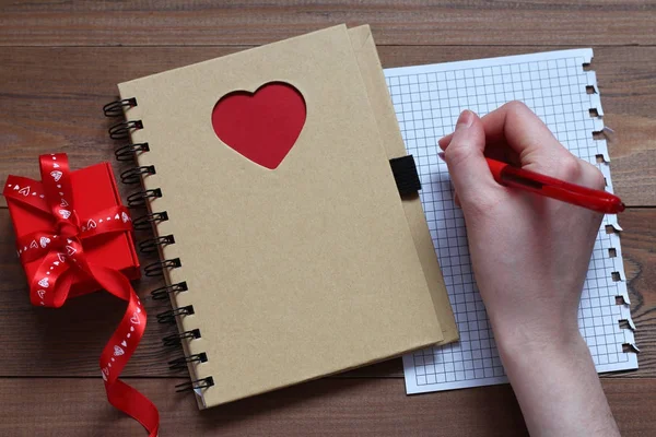 Main Féminine Avec Poignée Fait Des Notes Sur Feuille Papier — Photo