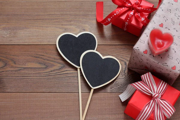 Geschenkschachteln Mit Herzen Auf Einem Holztisch — Stockfoto
