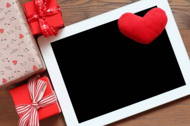 Tablet hediye kutuları üzerinde ahşap bir masa ile