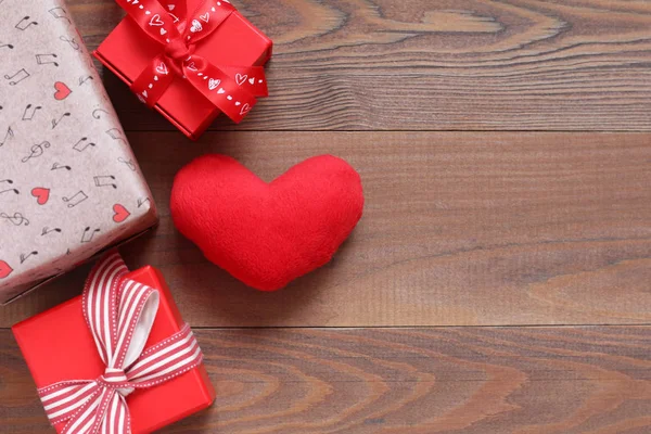 Rotes Plüschherz Und Geschenkschachteln Auf Einem Tisch — Stockfoto