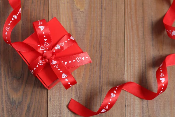 Rote Geschenkschachtel Mit Klebeband Auf Holzgrund — Stockfoto
