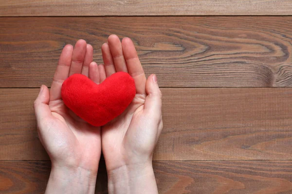 Coeur Rouge Peluche Dans Les Mains Féminines — Photo