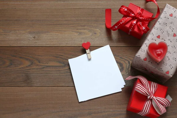 Karte Für Anerkennungen Und Romantische Geschenke Auf Einem Holztisch — Stockfoto