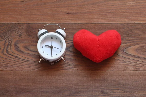 White Alarm Clock Red Plush Heart Wooden Background — Stock Photo, Image