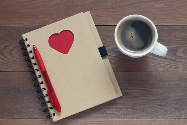 Weiße Tasse Kaffee Und Notizbuch Mit Herz Auf Einem Holztisch — Stockfoto