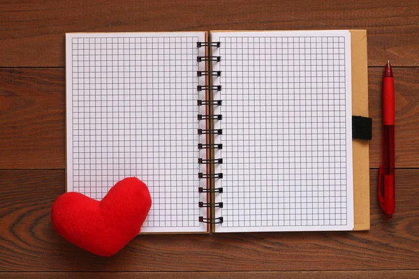 Ανοίξτε Σημειωματάριο Και Στυλό Και Κόκκινα Βελούδινα Καρδιά Ξύλινο Τραπέζι — Φωτογραφία Αρχείου