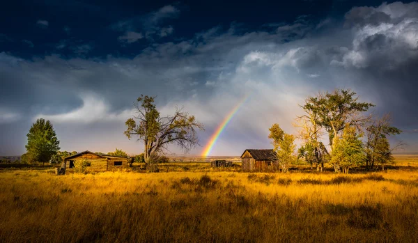 Arc-en-ciel sur la grange Paysage rural — Photo