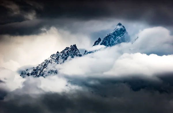 Berge in den Wolken gewähren Tetonspitzen — Stockfoto