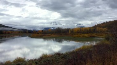 Kalın bulutlar Grand Teton Milli Parkı içinde sonbahar renkleri