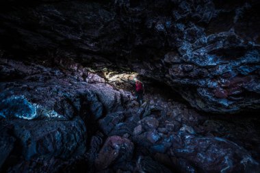 Kadın Exploring çiyin mağara kraterler Ulusal Idaho ayın