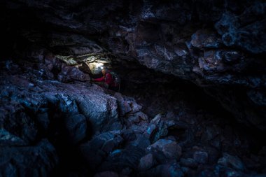Kadın Exploring çiyin mağara kraterler Ulusal Idaho ayın