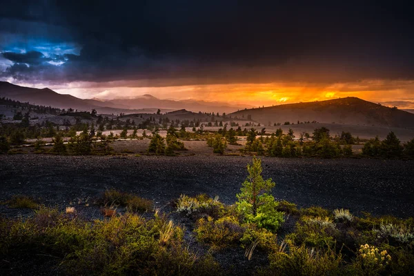 Inferno kužel přehlédnout krátery na měsíci při západu slunce — Stock fotografie