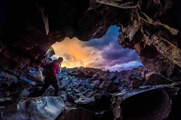 Žena prozkoumává Dewdrop jeskyně krátery na měsíci národní Idaho — Stock fotografie