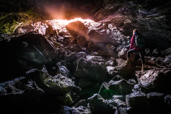 Mujer explorando cuevas de rocío Cráteres de la luna National Idaho — Foto de Stock