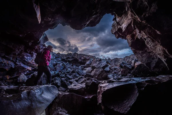 Mujer explorando cuevas de rocío Cráteres de la luna National Idaho — Foto de Stock