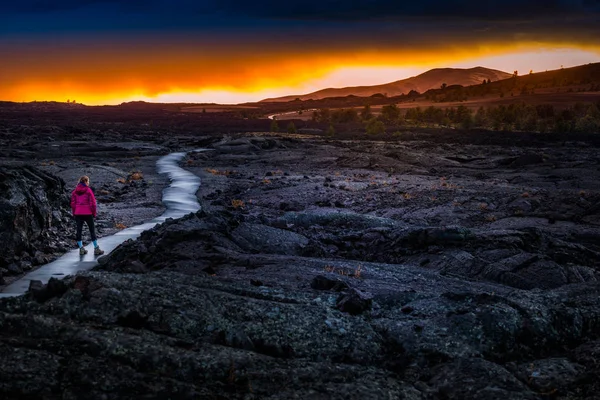 Vandrare i kratern av Moon National Monument — Stockfoto