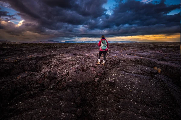 Vandrare i kratern av Moon National Monument — Stockfoto