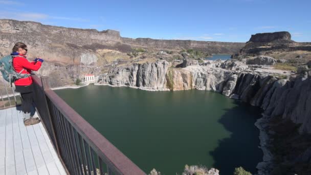 Shoshone Falls tjej tar bilder med sin smartphone — Stockvideo