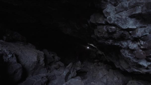 Mujer explorando cuevas de rocío Cráteres de la luna National Idaho — Vídeos de Stock