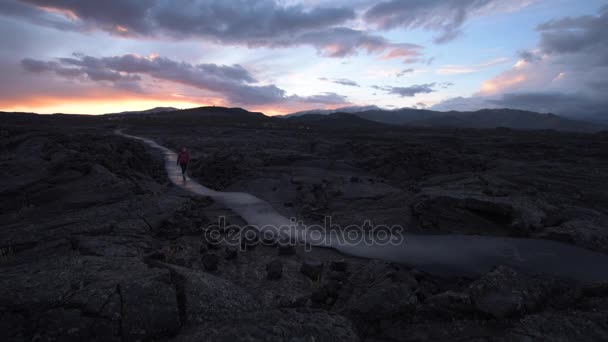 Wanderer im Krater des Mond-Nationaldenkmals — Stockvideo