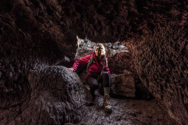 Hint tünel mağaraya giren uzun yürüyüşe çıkan kimse kız
