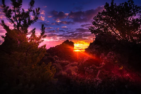 日出时的月亮魔鬼果园的死火山口 — 图库照片