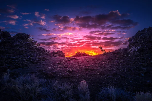 Craters of the Moon Devil 's Orchard ao nascer do sol — Fotografia de Stock