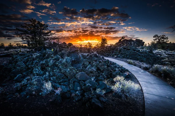 Krater im Mondteufel-Obstgarten bei Sonnenaufgang — Stockfoto