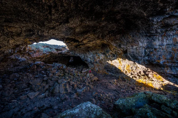 Caminhante explorando caverna de túnel indiano — Fotografia de Stock