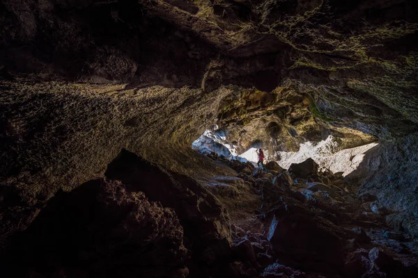 ハイカー インド トンネル洞窟を探索 — ストック写真