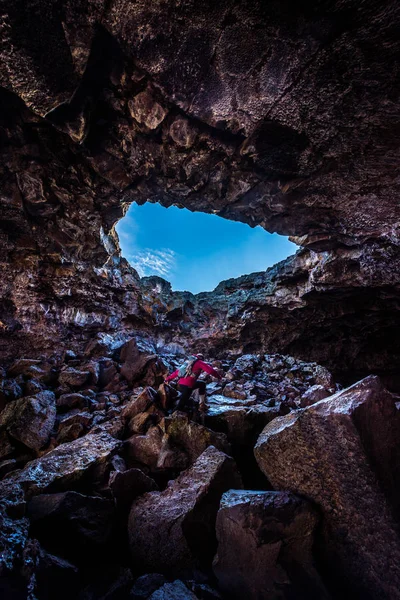 Hiker exploring Indian Tunnel Cave — Stock Photo, Image