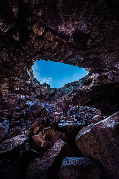 Caminhante explorando caverna de túnel indiano — Fotografia de Stock