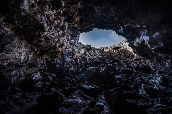 Tramp objevování indické tunelu jeskyně — Stock fotografie