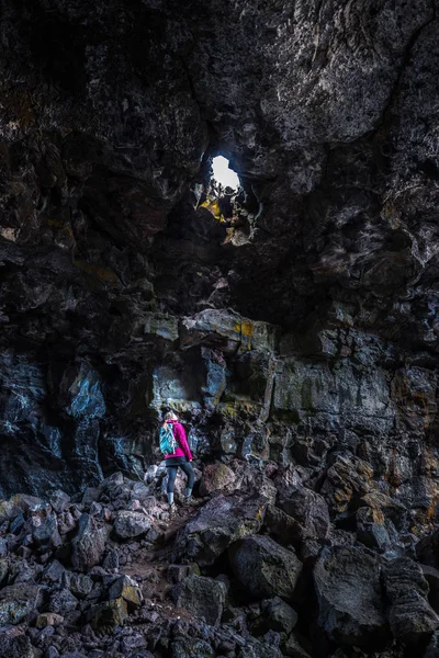 Caminhante explorando caverna de túnel indiano — Fotografia de Stock