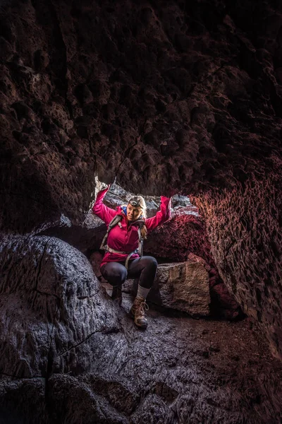 Hiker Girl entering Indian Tunnel Cave — Stock Photo, Image
