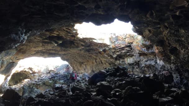 Senderista explorando la cueva del túnel indio — Vídeos de Stock