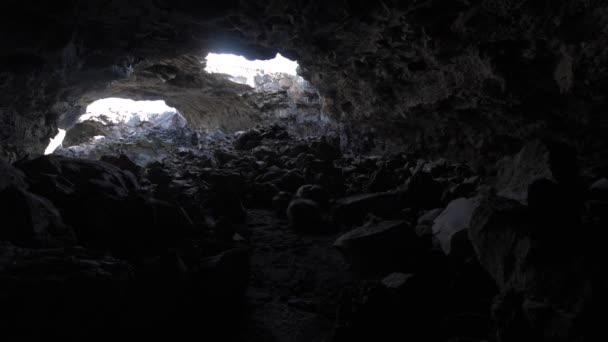 Hiker exploring Indian Tunnel Cave — Stock Video