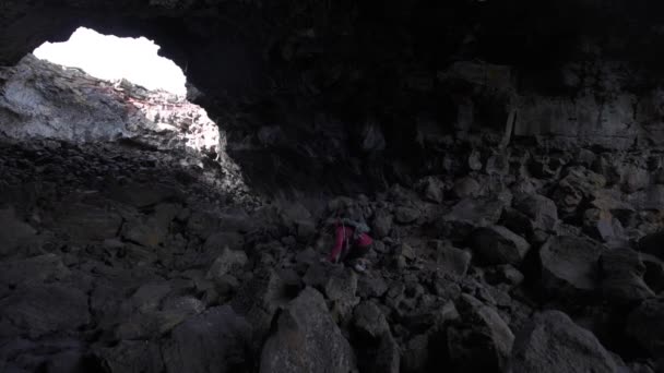 Senderista explorando la cueva del túnel indio — Vídeo de stock